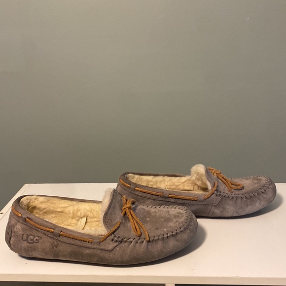 Dakota UGG Slippers - Picture 2 of 3